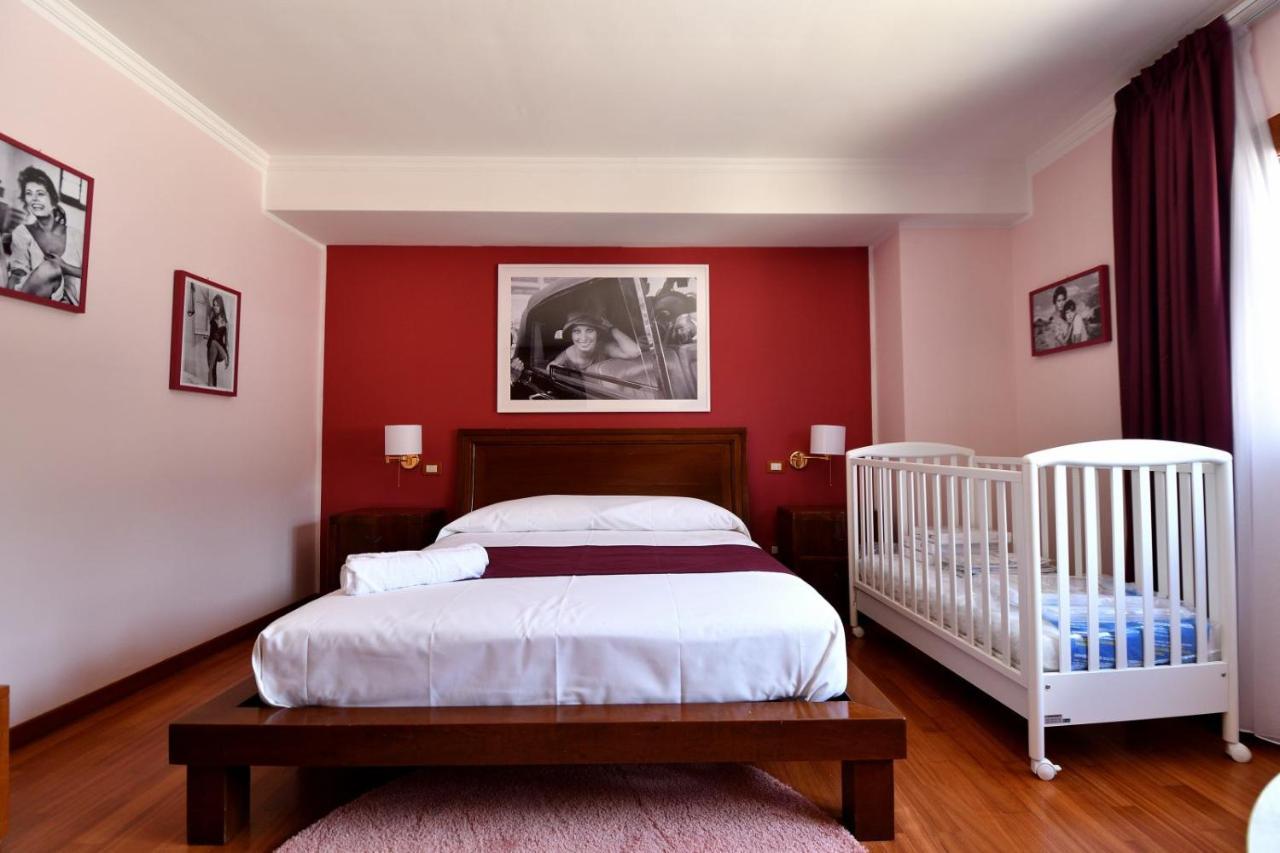 Bed and Breakfast Le Cinema Формия Экстерьер фото